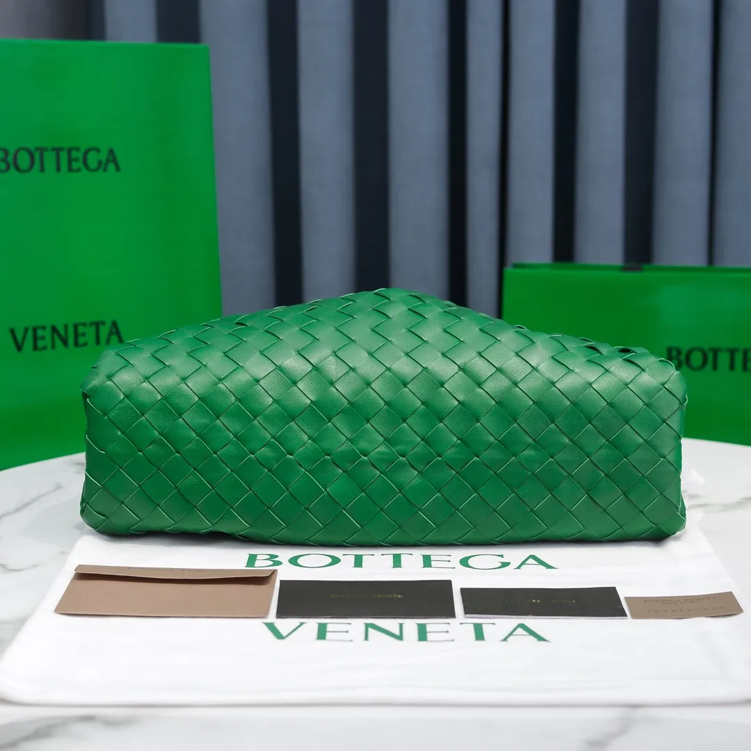 🔥🔥The counterattack of the popular Bottega Veneta started with this series of cloud bags, which went viral in the fashion circle and started a craze! Out of stock, out of stock, out of stock... One piece is hard to find, super hard to buy, regardless of age, season, or occasion. Very classy. Really, if you carry this on the road, it will turn heads! This is also the reason why this series is so expensive. Large size: 38*20*8.5cm [Big Cloud Weave] Racing Green